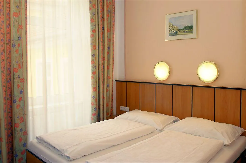 Garten- Und Kunsthotel Gabriel City Vienna 3*,